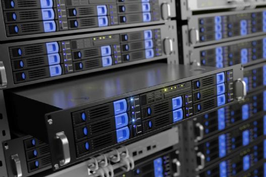 Výběr serveru: 85 % vývojářů míří do cloudu. Kam půjdete vy?